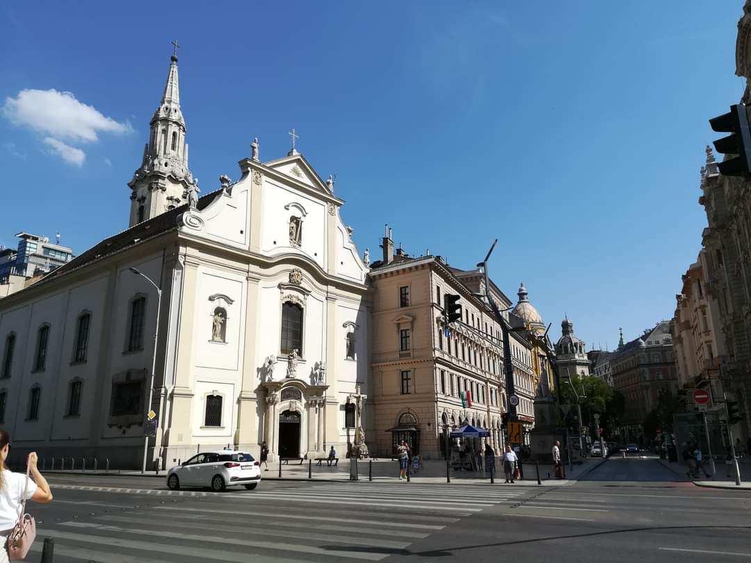 skymanuelima's tweet photo. A #igreja #Franciscana de #Pest, de estilo barroco, do século XVIII, está situada numa pequena praça adjacente à grande avenida que começa na Ponte Sissi e acaba na estação de caminhos-de-ferro de keleti.  O seu interior apresenta frescos de Károly Lotz. #Budapeste #Hungria https://t.co/5sN89y6WVP