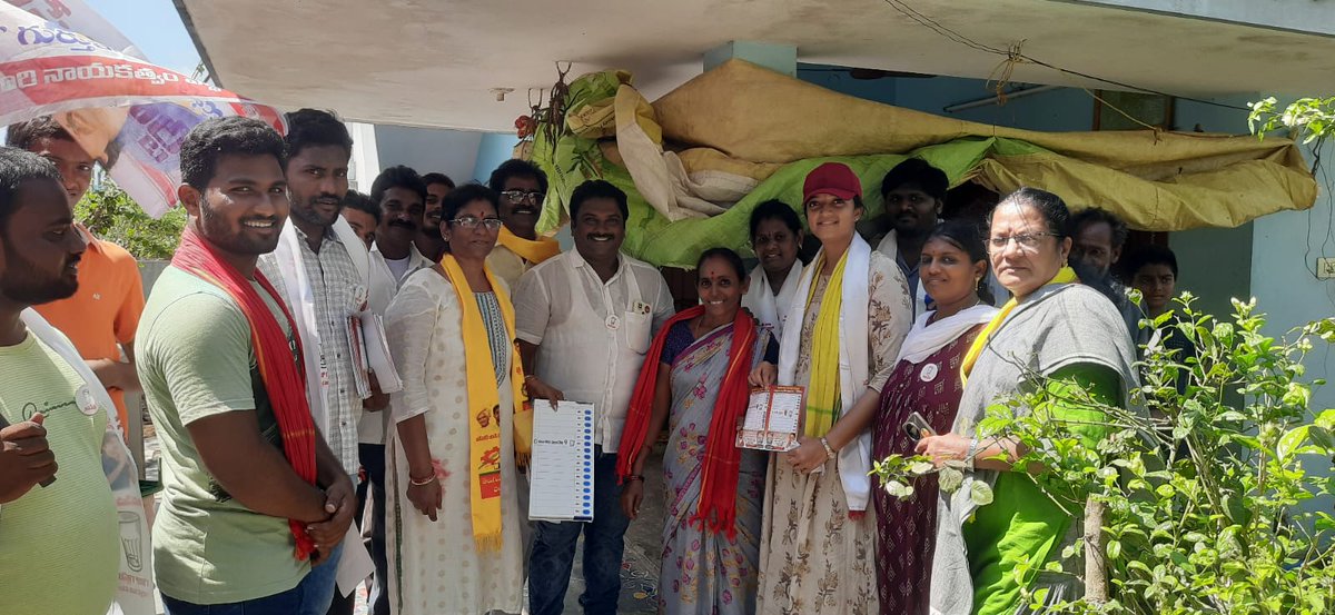 mbuddhaprasad's tweet photo. కోడూరు మండలంలో వైఎస్ఆర్సిపికి ఎదురు దెబ్బ తగిలింది
జయపురం గ్రామపంచాయతీ 7 వార్డ్ నెంబర్ వాకా అనిల్, వారి అనుచరులు వాకాకిరణ్ తదితరులు జనసేన పార్టీలో జాయిన్ అయ్యారు. 
మండలి బుద్ధ ప్రసాద్ కోడలు మండలి సాయి సుప్రియ జనసేన పార్టీ కండవా ను కప్పి పార్టీలోకి ఆహ్వానించారు. https://t.co/0L8HsRl4gv