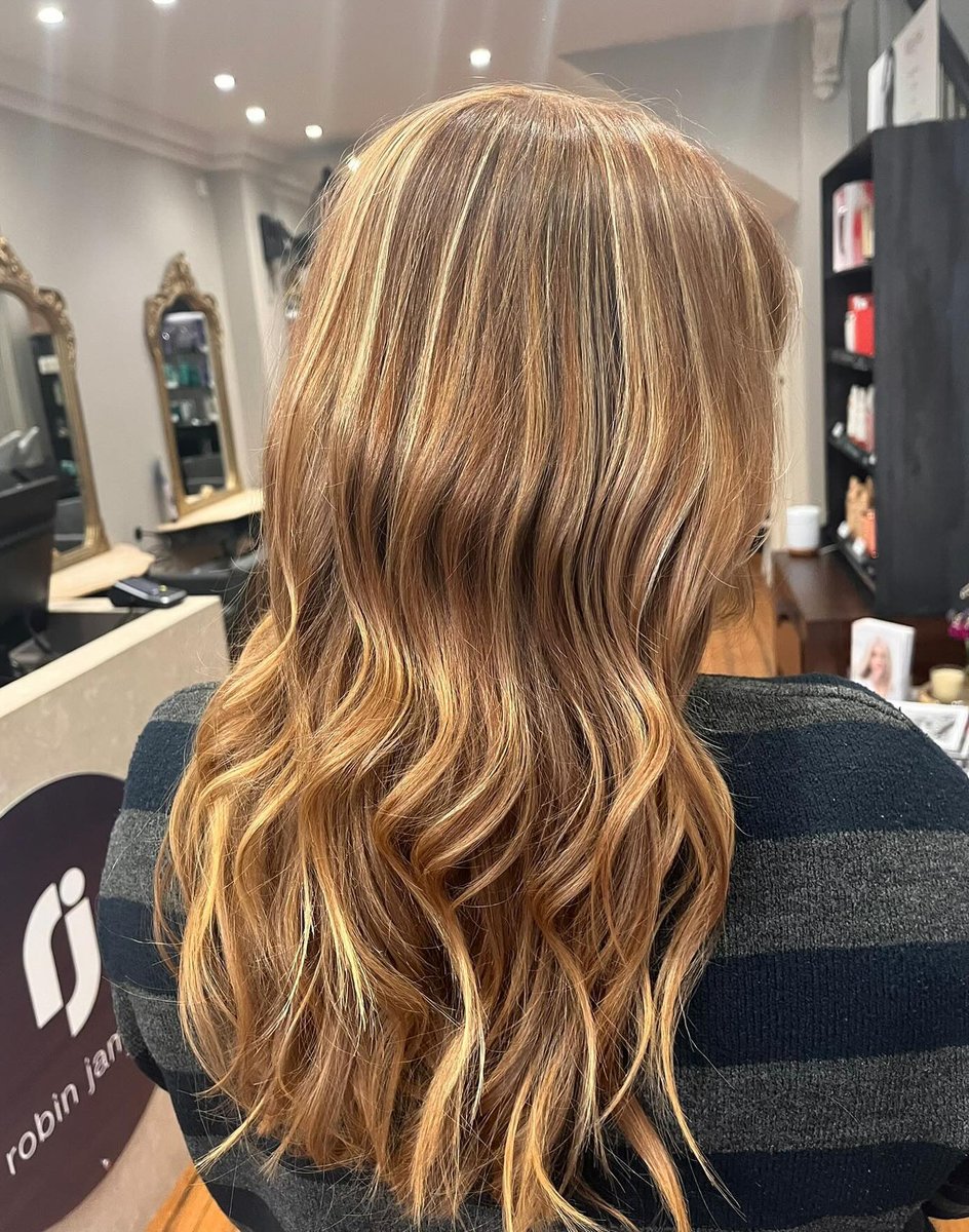 Endless ribbons. 🎀
Emma works her magic creating this gorgeous colour in our Dorchester salon, creating stunning hues. 😍

#highlights #blonde #blondehair #avedastylist #avedaartist #avedaproducts #avedahighlights #kerastase #olaplex #robinjamessherborne #robinjamesdorchester