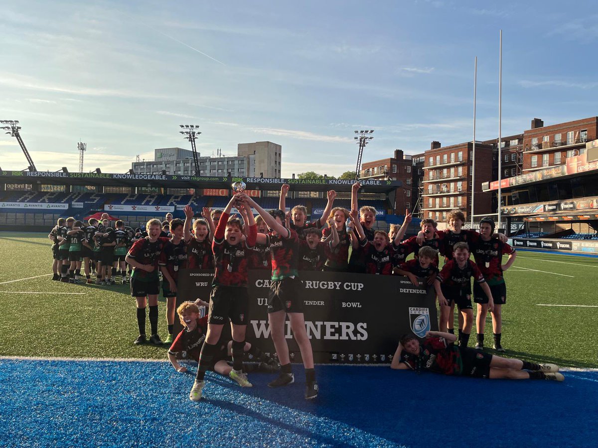 Llongyfarchiadau enfawr i tîm D12 am ennill rownd derfynol y fowlen Land Rover. Perfformiad anhygoel gan y bechgyn i godi y tlws!!

Massive congratulations to our 12s on winning the <a href="/CardiffRugbyCup/">Cardiff Rugby Cup</a> final yesterday. Great team performance led to lifting the silverware.