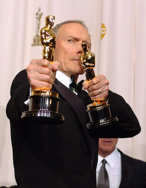 Clint Eastwood es actor, director, productor y compositor. 

Ha aparecido en más de 60 películas, ha dirigido más de 40, lleva más de 65 años de carrera y tiene cinco Oscars.

Este mes cumple 94 años y  aquí os dedico un hilo sobre este auténtico titán de Hollywood👇