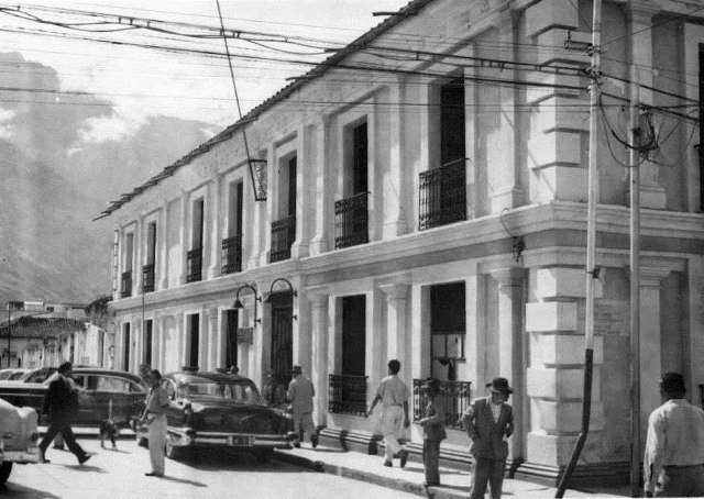 #11May #MéridaDeSiempre Palacio de Gobierno, hoy sede del Concejo Municipal del Libertador, en los años 50 del s. XX. Estaba en construcción la Gobernación, para algunos el Palacio Amarillo, dentro del plan de obras que se efectuaba por los 400 años de la fundación de Mérida.…