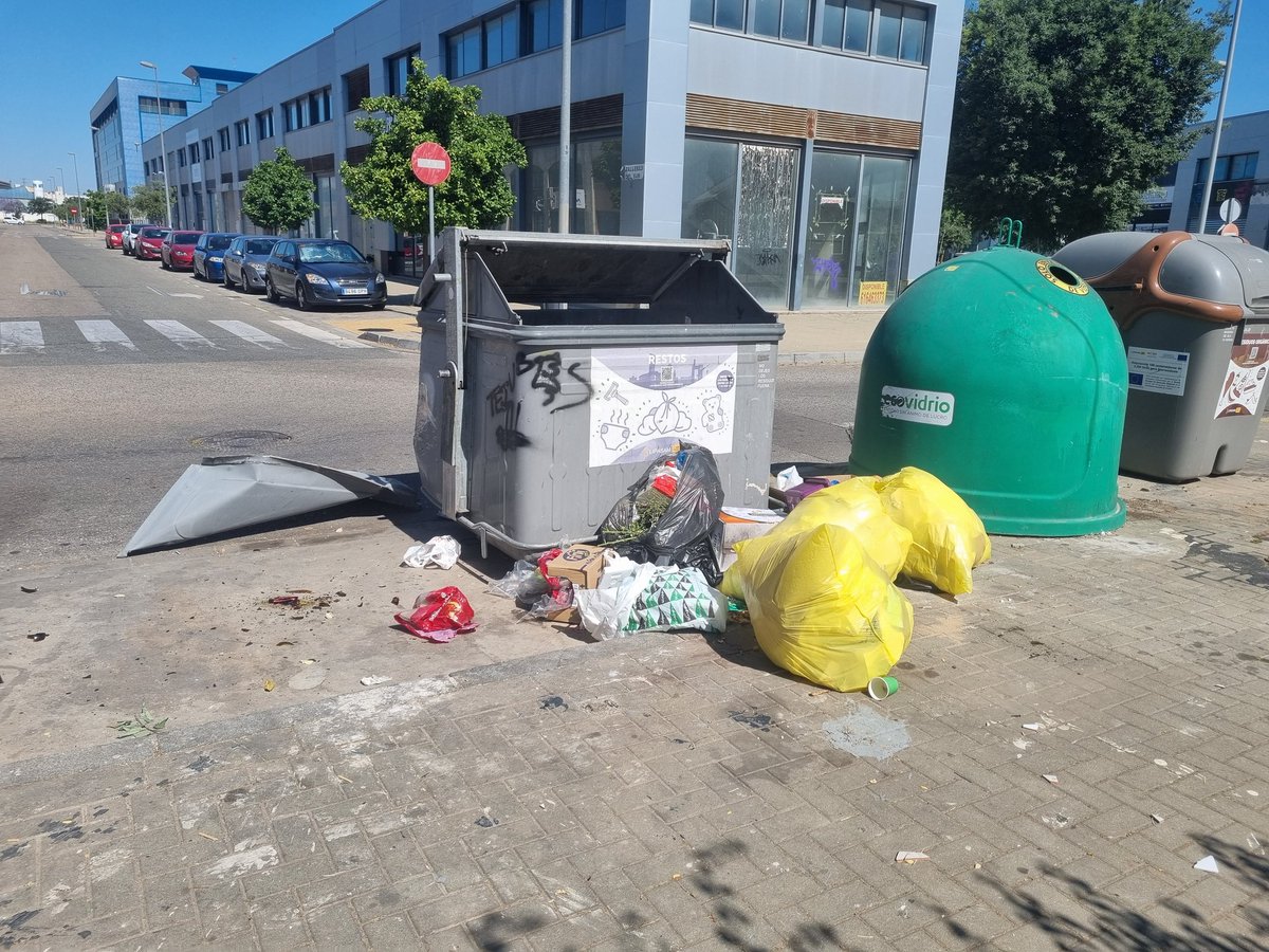 MariaAgui14's tweet photo. @jlsanzalcalde @IndaleMartin @LipasamSevilla Pues ya vuelven a estar igual. Foto de hace 10min.

Es un diario, y los negocios que estamos aquí, lo sufrimos y mucho. https://t.co/KpTEupVTIG