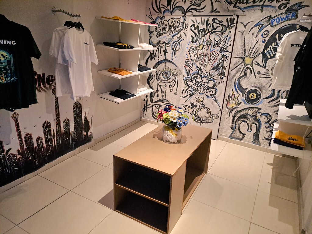 19Kaymaster000's tweet photo. @Ndaba_Luh I have a clothing brand Kinging &amp; Queening ( @19KQueening )

Located at soweto 599 Rakuba Street mapetla

Prices depend on the design you like

Hoodies range from R350 - R400
Sweaters range from R300- R350
T-shirts range from R180 - R300
Tracksuits range from R550-R650 https://t.co/4Uv40HdtwI
