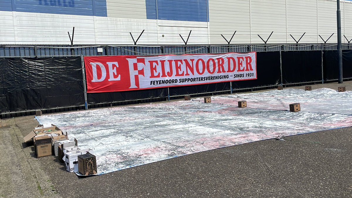 DeFeijenoorder's tweet photo. Ook vandaag kunnen Kameraadjes weer hun eigen spandoekje spuiten bij de wedstrijd van de @FeyenoordV1 in De Kuip 👨‍🎨☺️

#Feyenoord https://t.co/wb9oLXg5Nr