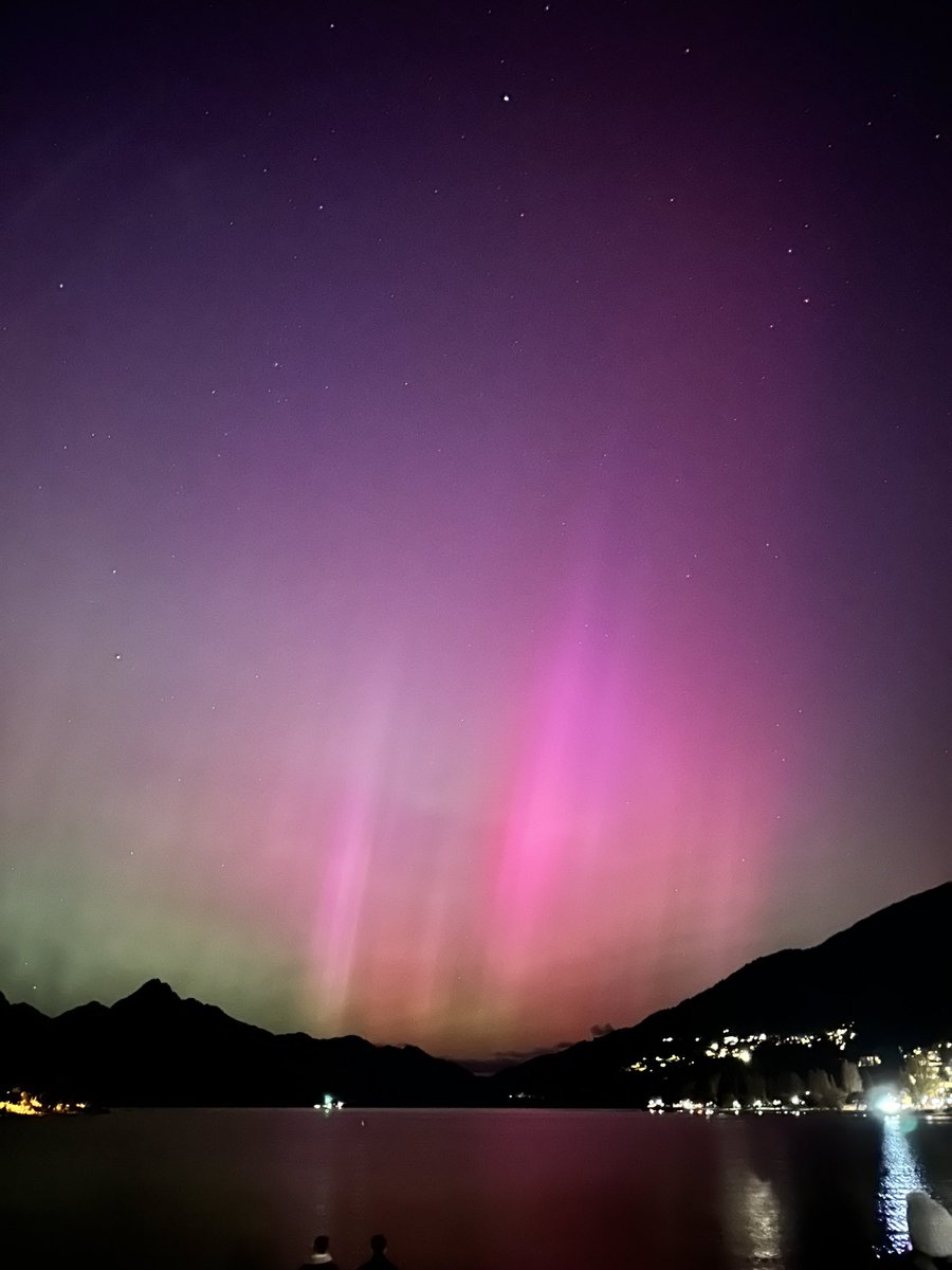 astheticphan's tweet photo. Took these above Lake Wakatipu ! 🥰 #auroralights #SouthernLights https://t.co/ifOO3OKjvn