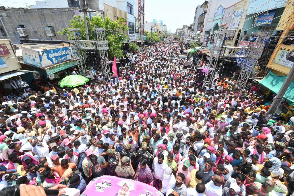 Last day of campaign today In Huzurabad town, spoke about the need for electing BRS Karimnagar MP candidate @vinodboianpalli Garu Great response to Vinod Anna’s candidature We are winning Karimnagar PC👍 #Vote4Car #TelanganaWithKCR