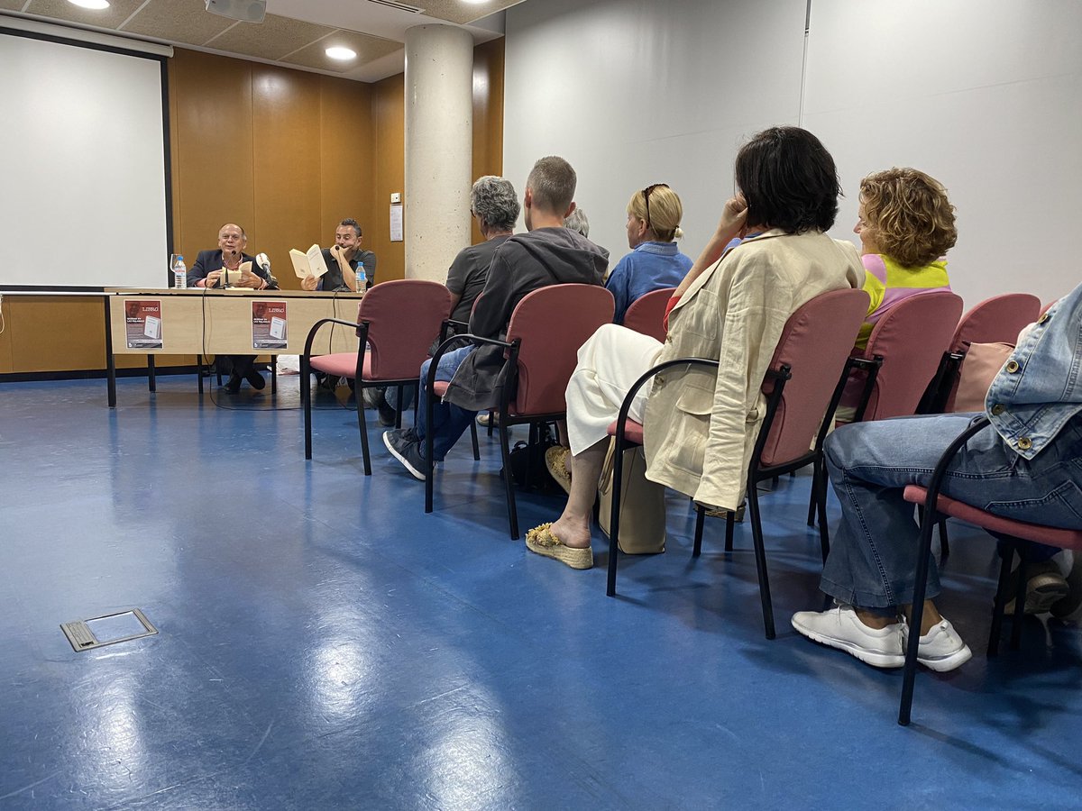 Anoche en la presentación del poemario del guardamarenco Juan Ramón Torregrosa “Quedar en las palabras”, que contó con la presentación de su amigo y también poeta Luis Miguel Sanmartín. #Cultura #Libros #Presentación #Poemas @Guardamar_Ayto