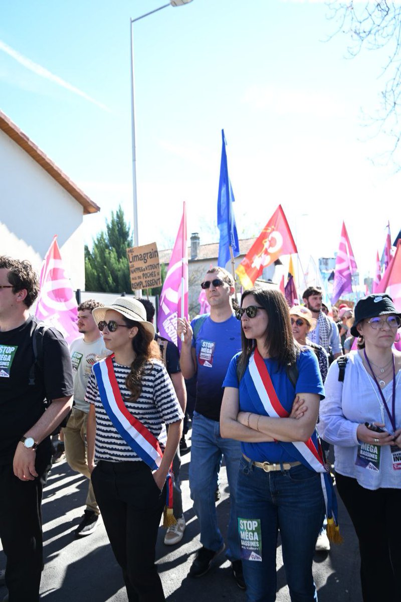 Nous sommes des milliers dans le Puy-de-Dôme contre les #megabassines de la holding #Limagrain !

No Bassaran !