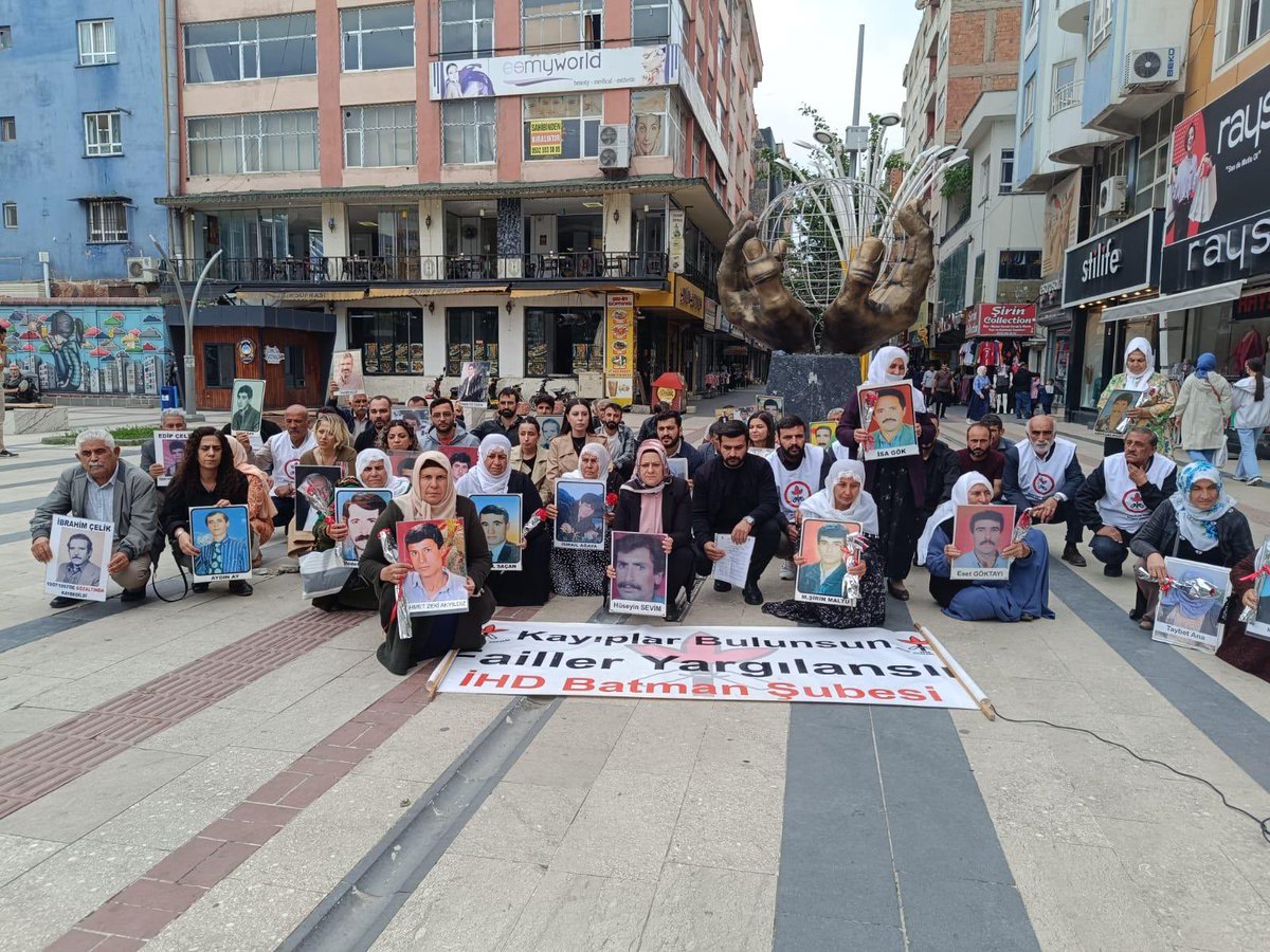 Şubemiz ve Kayıp Yakınlarının; “Kayıplar Bulunsun Failler Yargılansın” eyleminin 632. Haftasında, Mayıs 1994'te Şırnak Uludere'de gözaltına alındıktan sonra bir daha haber alınamayan Zeki ve İlyas DİRİL'in akıbetini sormak için toplandık.