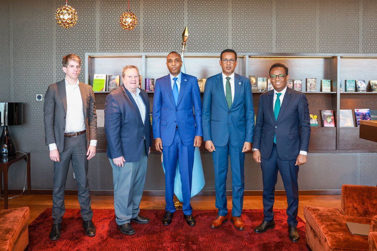 The Prime Minister of the Federal Republic of Somalia, His Excellency @HamzaAbdiBarre , engaged in strategic discussions with the United States of America's Special Envoy for the Horn of Africa, His Excellency Ambassador Mike Hammer, to reinforce relations and partnerships in