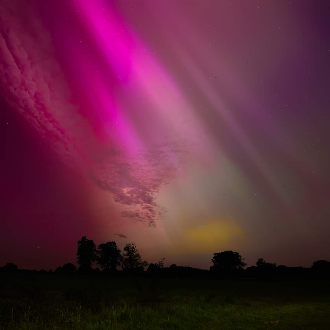 Sorry not sorry flooding feed with more Northern light images .
Still amazed from last night 
Love the cloud on left side gives a bit of atmosphere pardon the pun .
Enville Staffordshire 
@ITVCentral @bbcmtd @Shefali_oza @BBCWthrWatchers #stafford