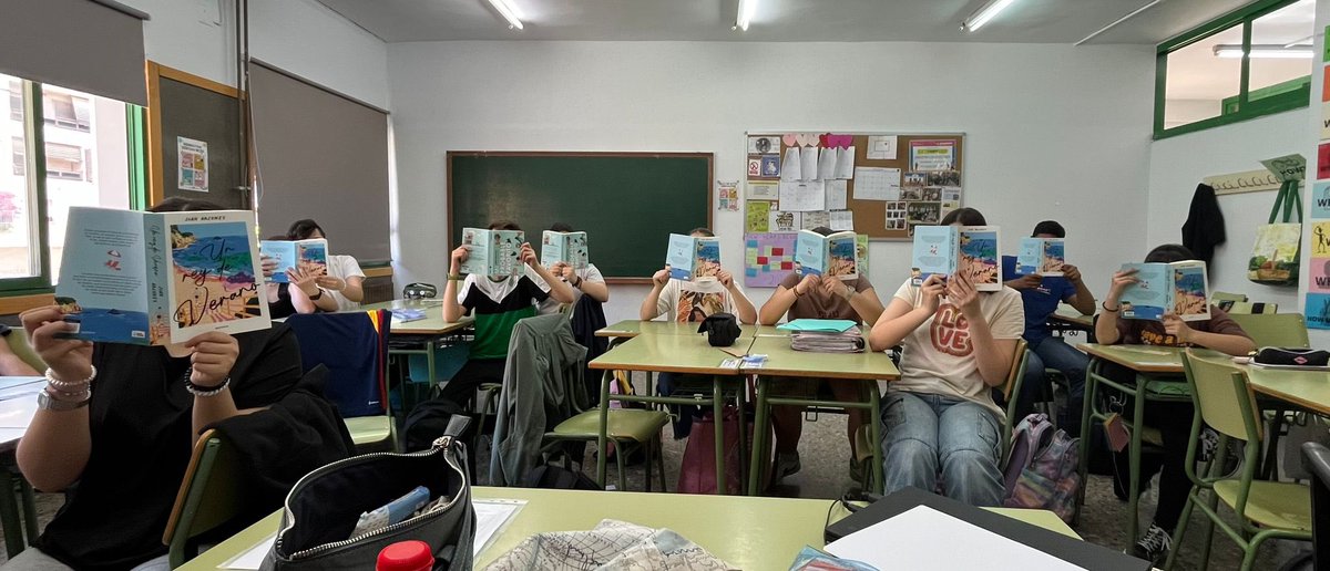 juanarcones's tweet photo. Me envían esta foto del instituto de La Morería, en Valencia. Que los adolescentes lean mis historias, que encuentren un lugar seguro en ellos, es el mejor regalo ✌🏼🤍 https://t.co/9fgLmWSPw0