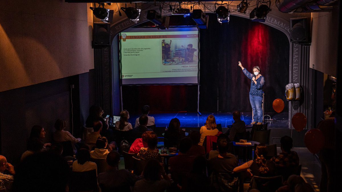 hebusto's tweet photo. En el 2021 @aleramonda contactó conmigo ofreciendo @LaSalaNegra para @pintofscienceES. El #Pint22LOG ya se celebró allí! Y comenzó con @lorenaperezhe y la presencia de @ConchaAndreu y @EduardoFonsec31. Ciencia, cerveza, teatro, arte… un lujo. Gracias @LaSalaNegra! El lunes más! https://t.co/7Zu6fw8rD1