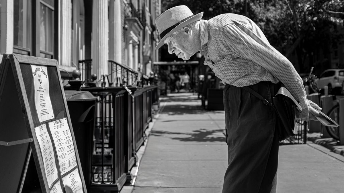 Parabolic Zoom
#FujiX100F
1/1900th@ƒ/2-ISO200

#posture #greatlight #reflectedlight #naturallight #hats #grain #darkroom #composition #candid #documentary #photojournalism #streetphotography #blackandwhite #Fujifilm #FujifimAcros #Acros #GreenwichVillage #WestVillage #bobcooley