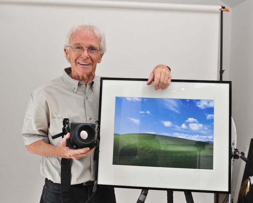 Charles O'rear fue el fotógrafo del paisaje del famoso fondo de Windows XP. fue comprada por 1 Millón de dólares para ser utilizada por la empresa Microsoft.

Realizó la fotografía en los viñedos del Valle de Napa en el área de San Francisco, California (EE.UU). 🇺🇸