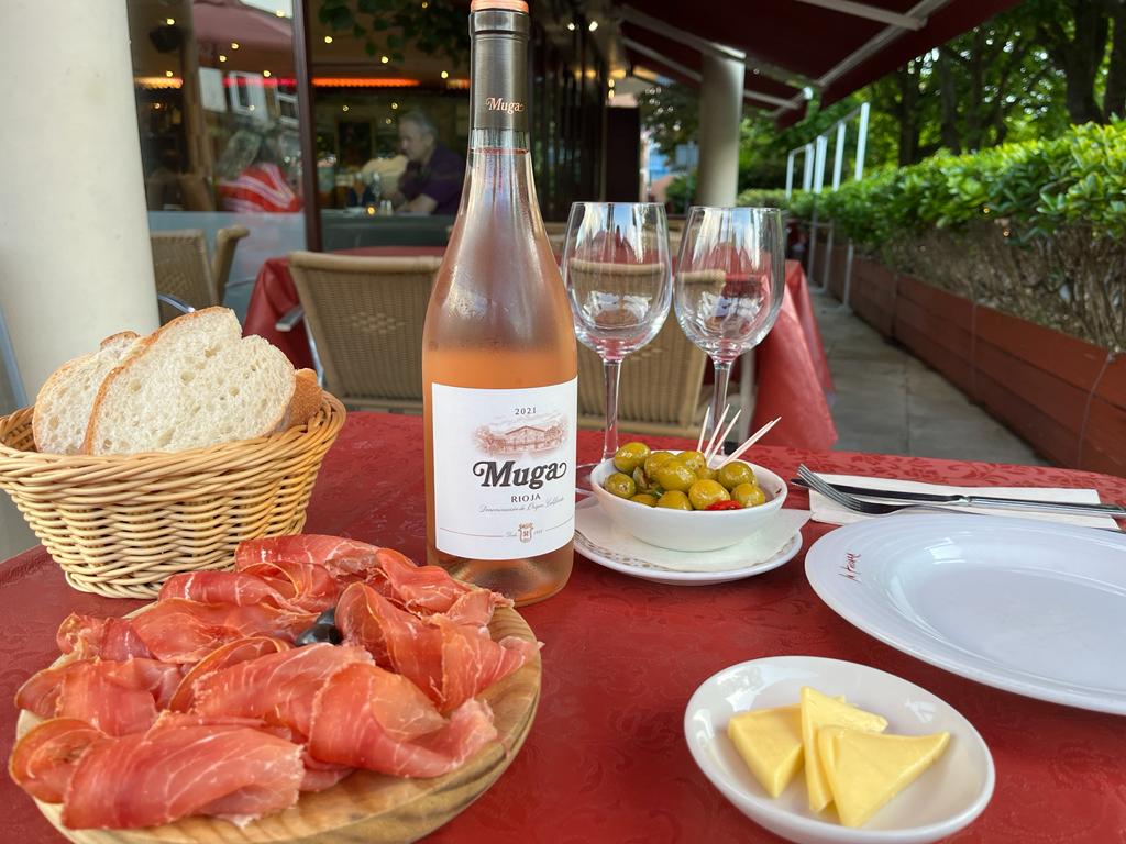 Such a fab place to spend an hour or two watching the world go by...😍

#alfrescodining #tapasrestaurant #waltononthames