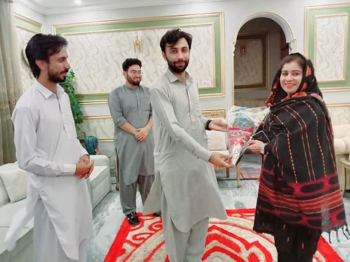 ZiaSalarzi's tweet photo. ینگ فارماسسٹ کمیونٹی کے نمائندہ وفد نے عوامی نیشنل پارٹی کے سینئر مرکزی رہنما اور سابقہ ایم پی اے محترمہ شگفتہ ملک کے ساتھ ملاقات کی۔ مرکزی جائنٹ سیکرٹری اے این پی بننے پر مبارکباد دی اور فارمیسی کے حوالے سے مختلف امور پر گفتگو ہوئی۔

@ShaguftaMalik12 #pharmacy #YPC2024 #Peshawa https://t.co/6HMPkc6biu