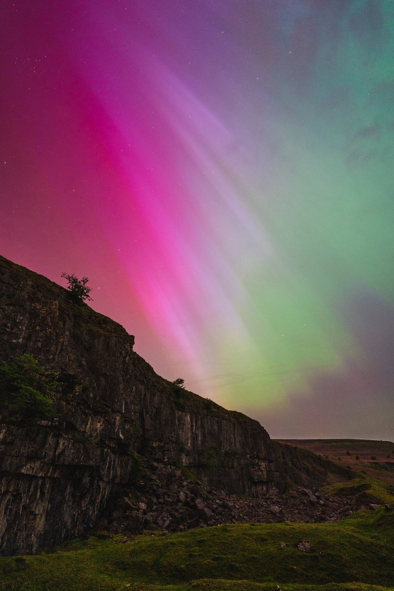 Did someone say #auroresboreales ? 
A stunning show of the northern lights over Llangattock Escarpment here in #bannaubrycheiniog It rivaled what I've seen in the Norwegian arctic!