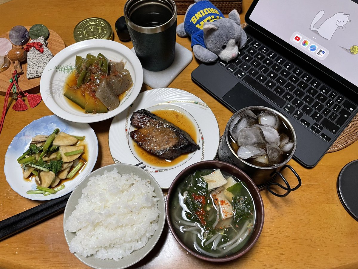 今宵は隣の奥さま(小池栄子似)がくれた南瓜煮ものにブリの照焼きだよ！😋