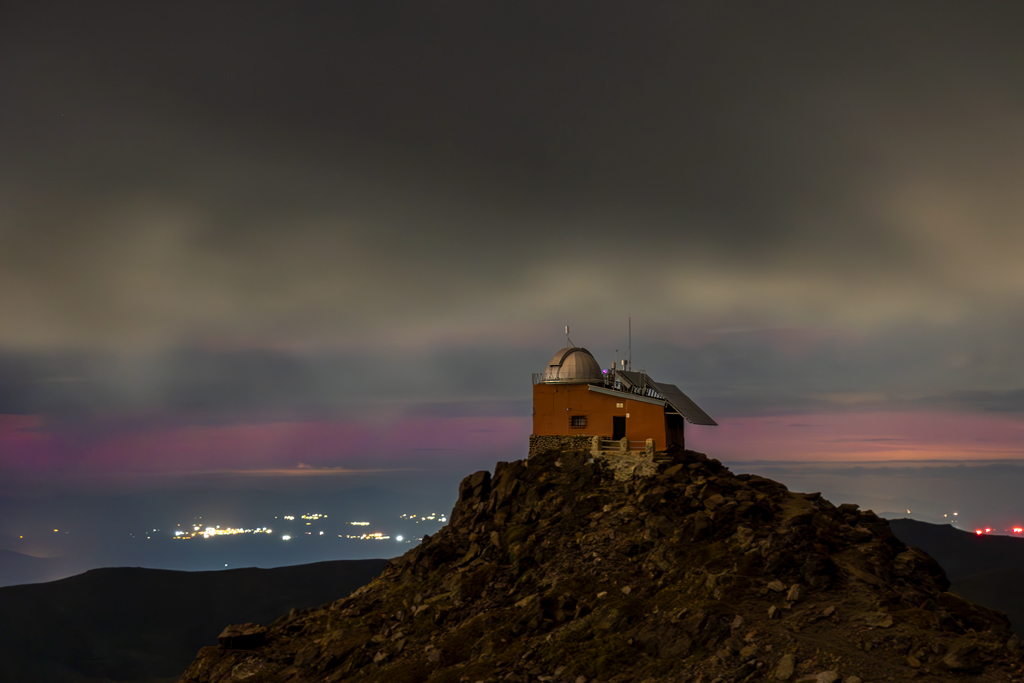 Noche tremenda de Auroras Boreales, tras la tormenta solar masiva de anoche. Las que subí anoche estaban sin editar pero me daba cosa no subirlas con más calidad. Virgen de las Nieves, Sierra Nevada. Que pena de nubes... #AuroraBoreal #auroresboreales #AurorasBoreales