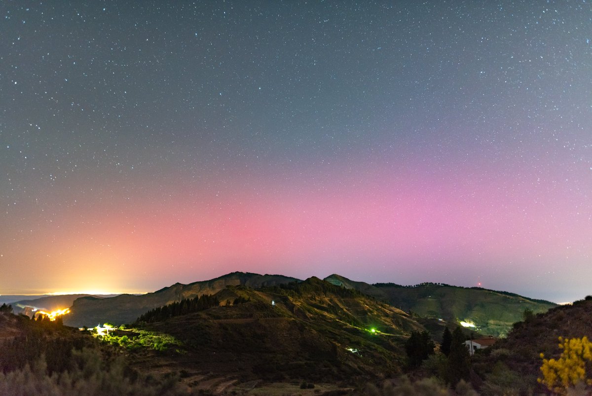 Nunca pensé que fotografiaría una aurora boreal en CANARIAS. Pero anoche sucedió. No es la más espectacular, pero la magia reside en que esto haya pasado a una latitud como la del archipiélago. 📍 Aurora boreal desde la cumbre de Gran Canaria con las luces de Tenerife al fondo.