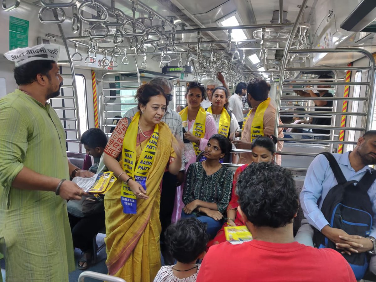 Here are a few moments from Mumbai President @PreetiSMenon's interaction with commuters on the Mumbai local as she campaigned for the INDIA-MVA alliance