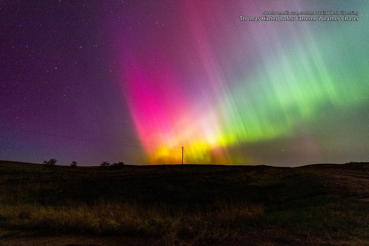 Insanity at its finest. The #Aurora went BONKERS in North Platte, Nebraska 😍😍