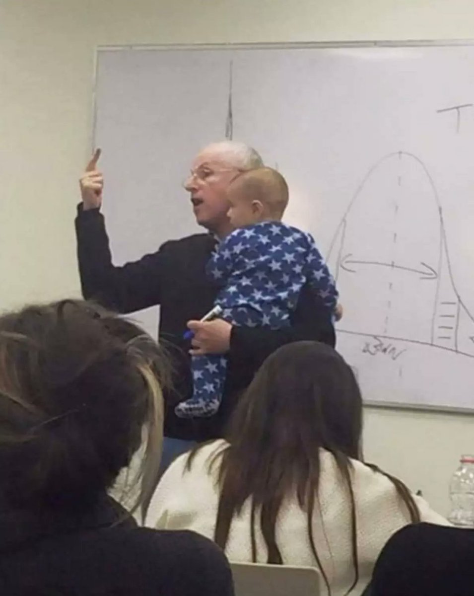 Öğrencisinin ağlayan bebeğini kucağına alıp derse devam eden profesör, profesör gibi profesör.
