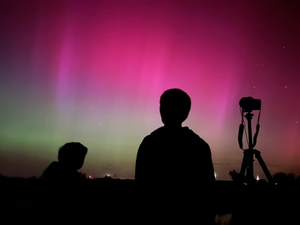 EN IMAGES. Des aurores boréales colorent le ciel de la région france3-regions.francetvinfo.fr/pays-de-la-loi… #insolite #nature #ciel #Vendee