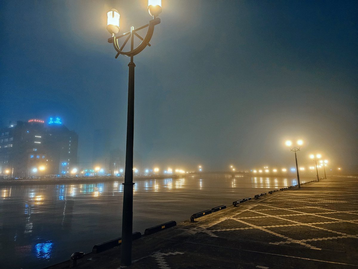 海霧の日  釧路川

 #釧路  #釧路川  #霧  #海霧  #夜景