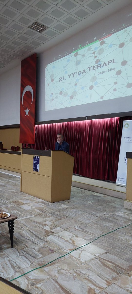 Öğleden sonraki oturumumuz Prof. Dr. Doğan Şahin'in "21. Yüzyılda Psikoterapiler" konuşmasıyla başladı.