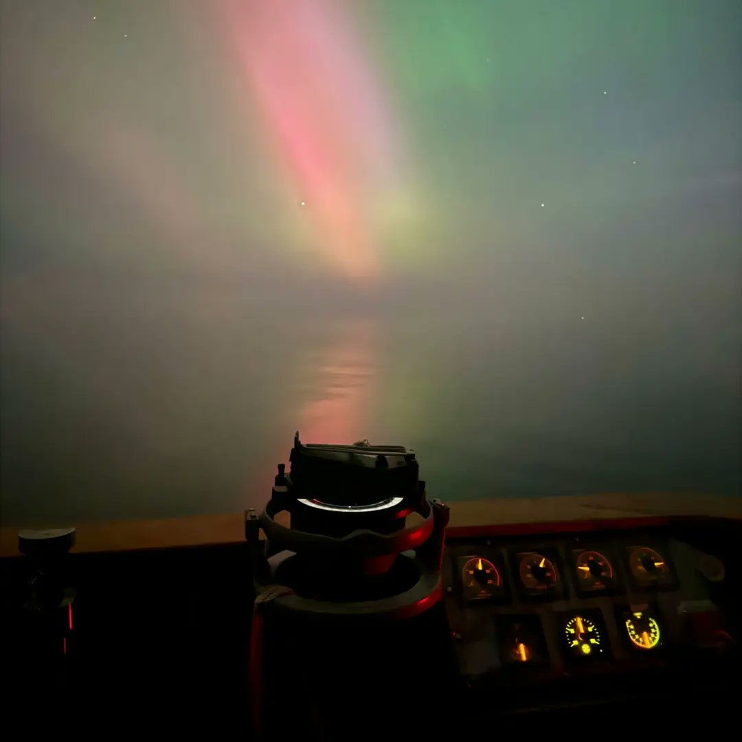 naval_service's tweet image. Lost in a sea of stars..&amp;amp; the mesmerising dance of the #auroraborealis. #LÉGEORGEBERNARDSHAW #P64 conducting Maritime Defence &amp;amp; Security Operations under a sky painted with nature's most magnificent show is an experience that words can't capture
#NorthernLights #IrishNavy #BeMore