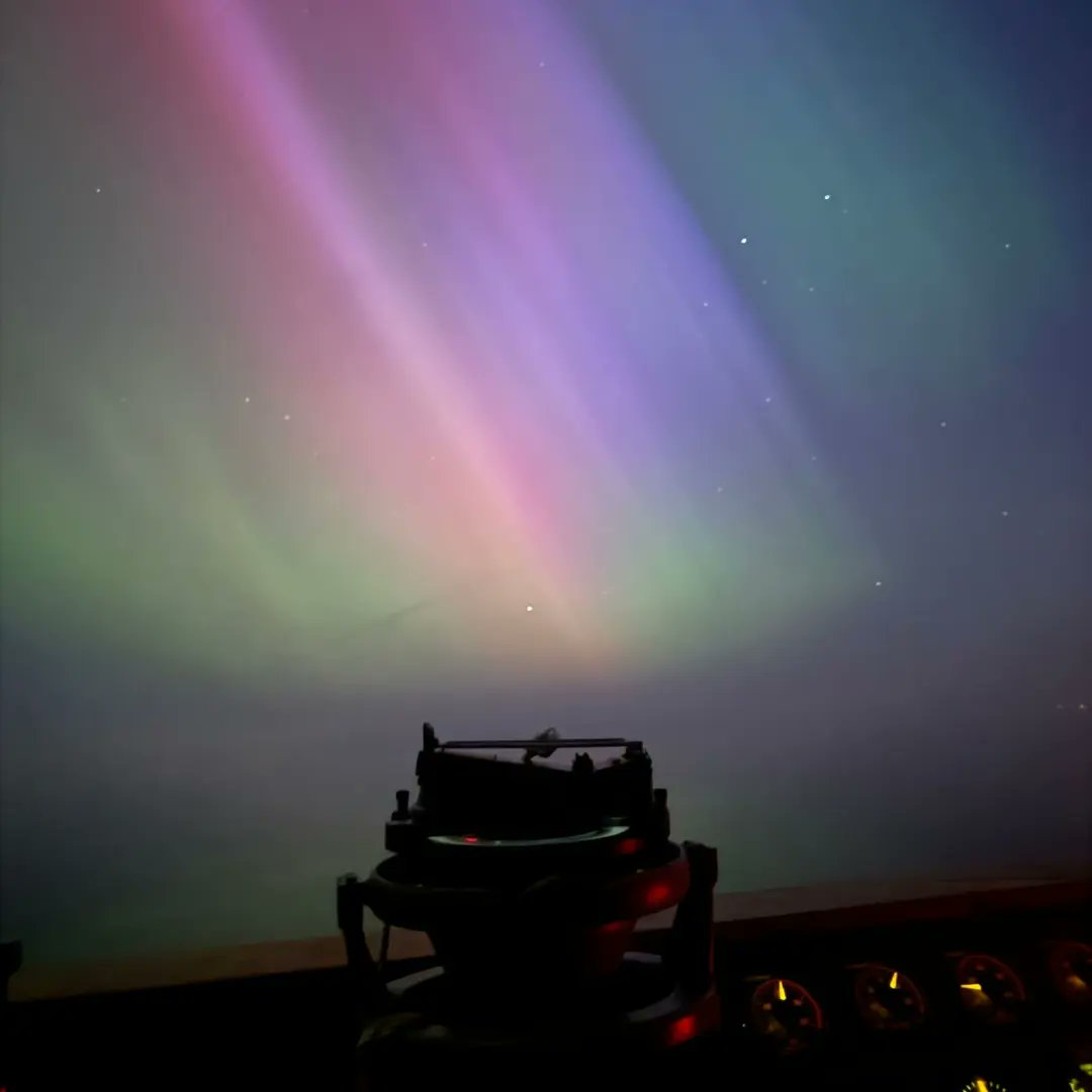 naval_service's tweet image. Lost in a sea of stars..&amp;amp; the mesmerising dance of the #auroraborealis. #LÉGEORGEBERNARDSHAW #P64 conducting Maritime Defence &amp;amp; Security Operations under a sky painted with nature's most magnificent show is an experience that words can't capture
#NorthernLights #IrishNavy #BeMore