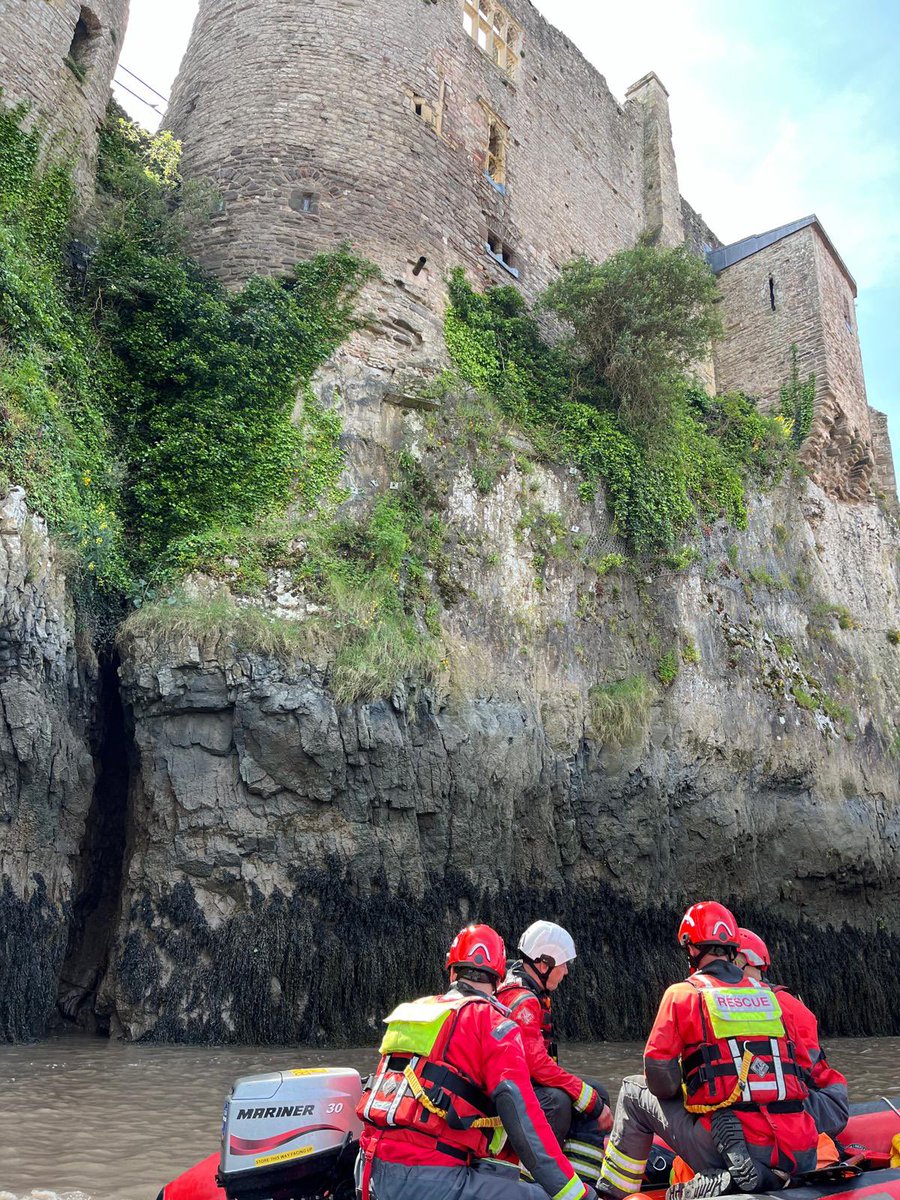 BANES_Fire's tweet image. A great week of 🚤  training with AFRS white ⚪️ and blue 🔵 watches! Crews applied and refined their boat handling skills in challenging conditions to maintain their high standards. Remember when enjoying the water carry a phone in a waterproof pouch @harry_mountain @AFRSTraining