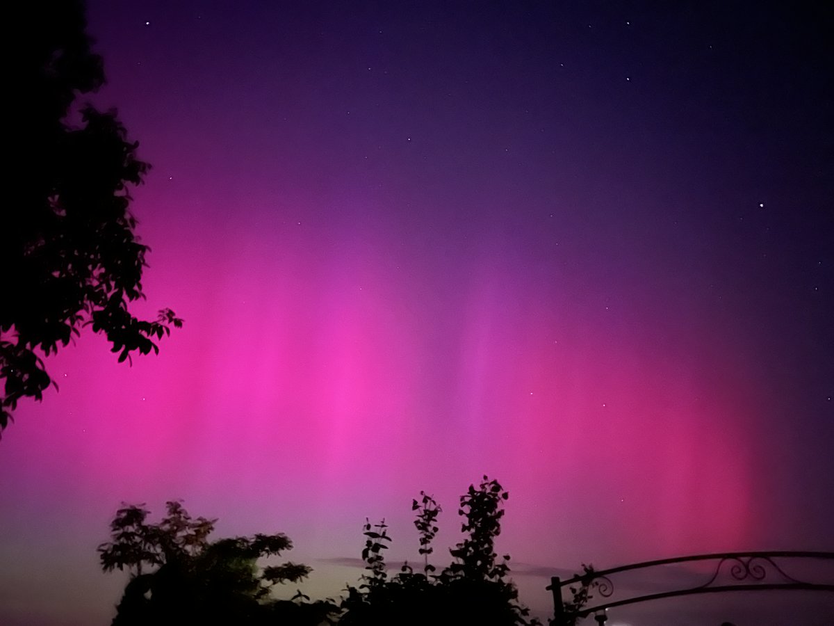 camkpan's tweet photo. ✨🔭 Last Friday evening, May 10, the sky over Poland was lit up with an amazing spectacle - the northern lights! This is a rare phenomenon that creates colorful glows of light in the upper layers of the atmosphere.💫🪐✨☄️📷📷 #ZorzaPolarna #Astronomia #NCACPAS #CAMKPAN https://t.co/1vGY22R2Rs
