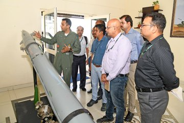 युवा #DRDO वैज्ञानिकों के एक समूह ने हाल ही में विभिन्न IAF ठिकानों का दौरा किया, जिसका समापन विमान और सिस्टम परीक्षण प्रतिष्ठान @IAFTPS और सॉफ्टवेयर डेवलपमेंट इंस्टीट्यूट में हुआ। @IAF_MCC @DRDO_India