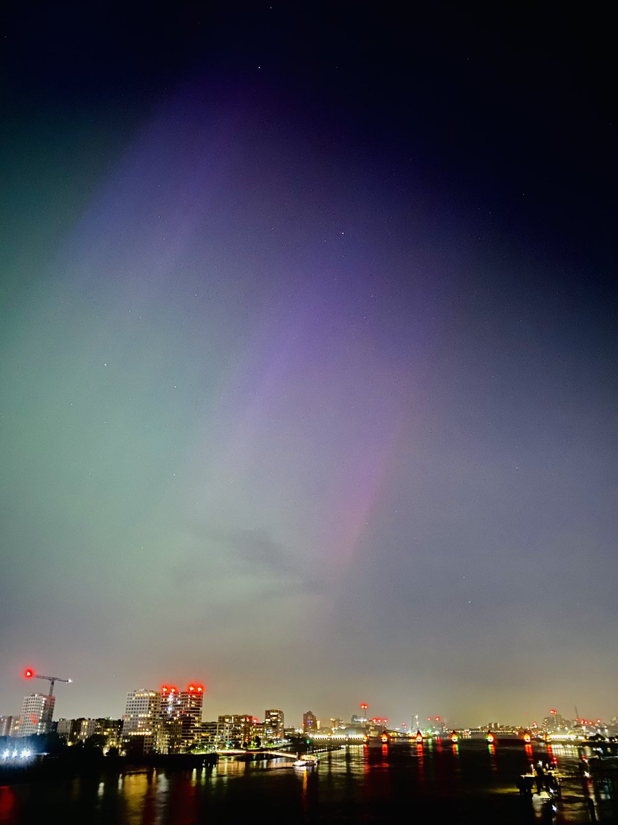 #NorthernLights over the Thames Barrier in Greenwich London last night! Captured on my old iPhone 11 ✨ 🌈 ☁️