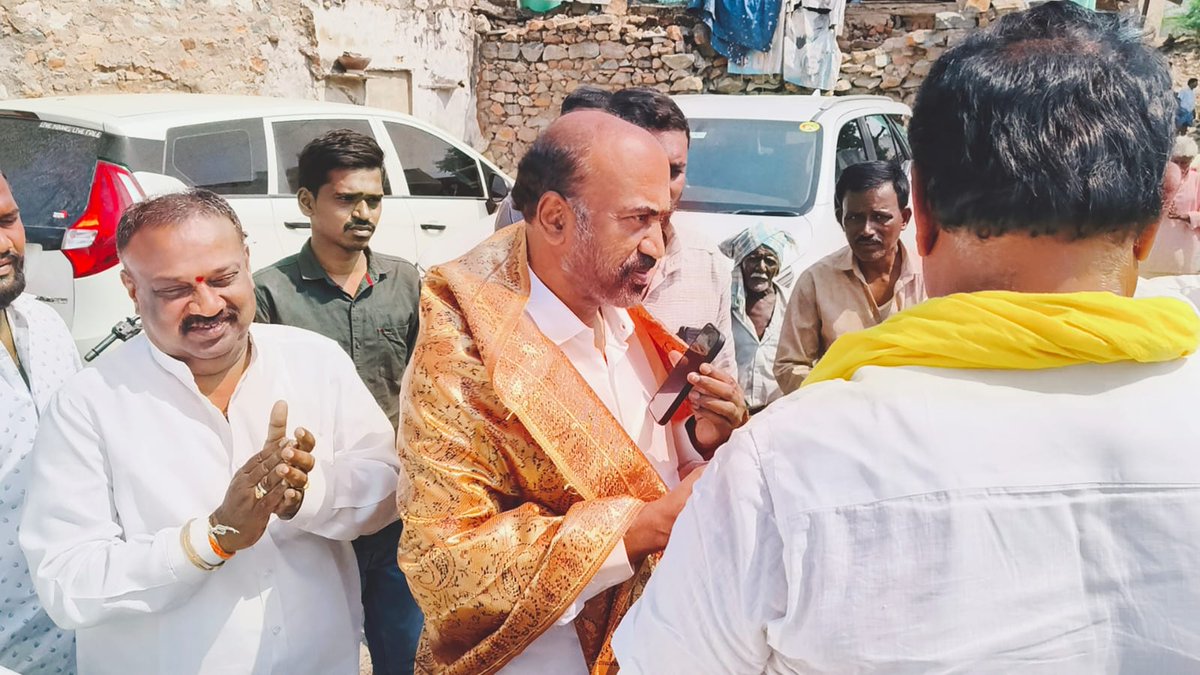 PrabhakarVPC's tweet photo. ఈరోజు తుగ్గలి గ్రామంలో టిడిపి సీనియర్ నాయకులు నాగేంద్ర గారి నివాసంలో.....
#vykuntamprabhakarchowdary
#teamVPC https://t.co/AnD5Pz84lL