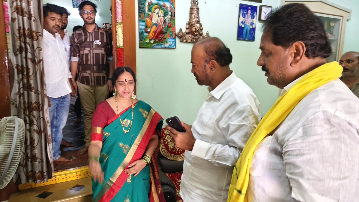 PrabhakarVPC's tweet photo. ఈరోజు తుగ్గలి గ్రామంలో టిడిపి సీనియర్ నాయకులు నాగేంద్ర గారి నివాసంలో.....
#vykuntamprabhakarchowdary
#teamVPC https://t.co/AnD5Pz84lL