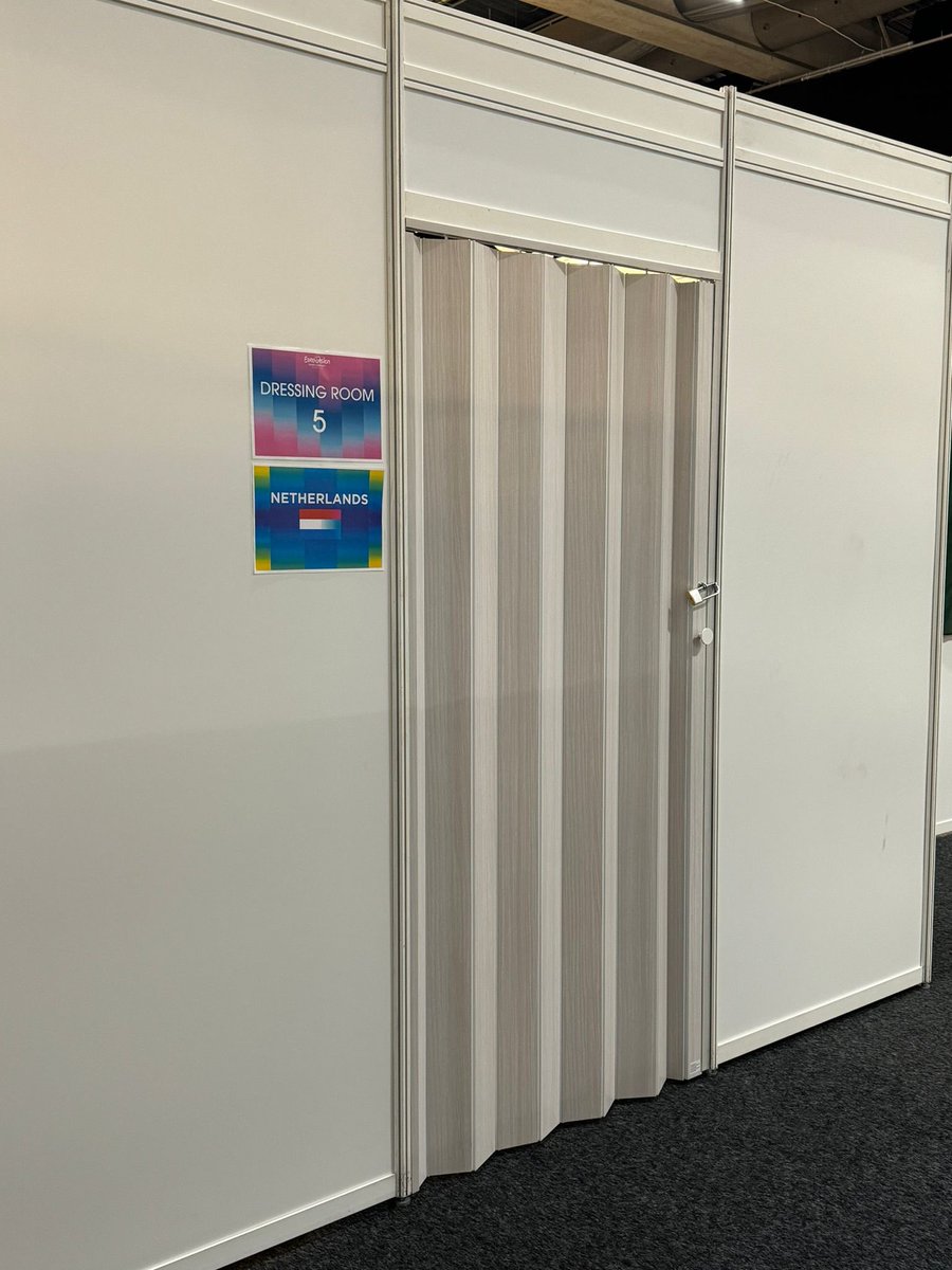 The flag of the Netherlands has been reinstated in front of dressing room #5 just now in the delegation bubble, ahead of the family show dress rehearsal.
