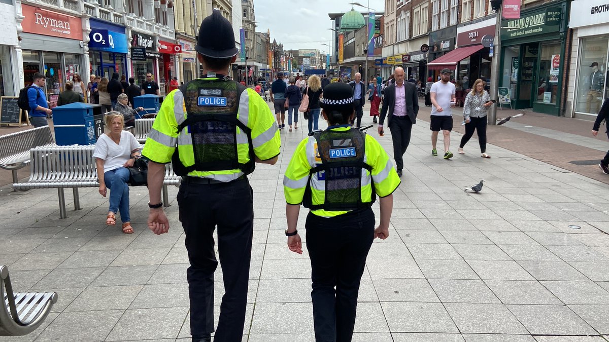 The sun is shining in #Southend and people are enjoying the good weather. If you’re heading there this weekend, you will see our officers out across the city. Stay hydrated and don’t do anything to put yourself or others in danger. #ProtectingAndServingEssex