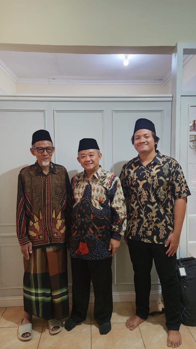 Jumat 10 Mei setelah perjalanan panjang dengan KA Jakarta-Cepu, dan perjalanan dini hari Cepu-Gunem, saya menginap di rumah KH. Rahmat, pendiri dan tokoh Muhammadiyah setempat.
