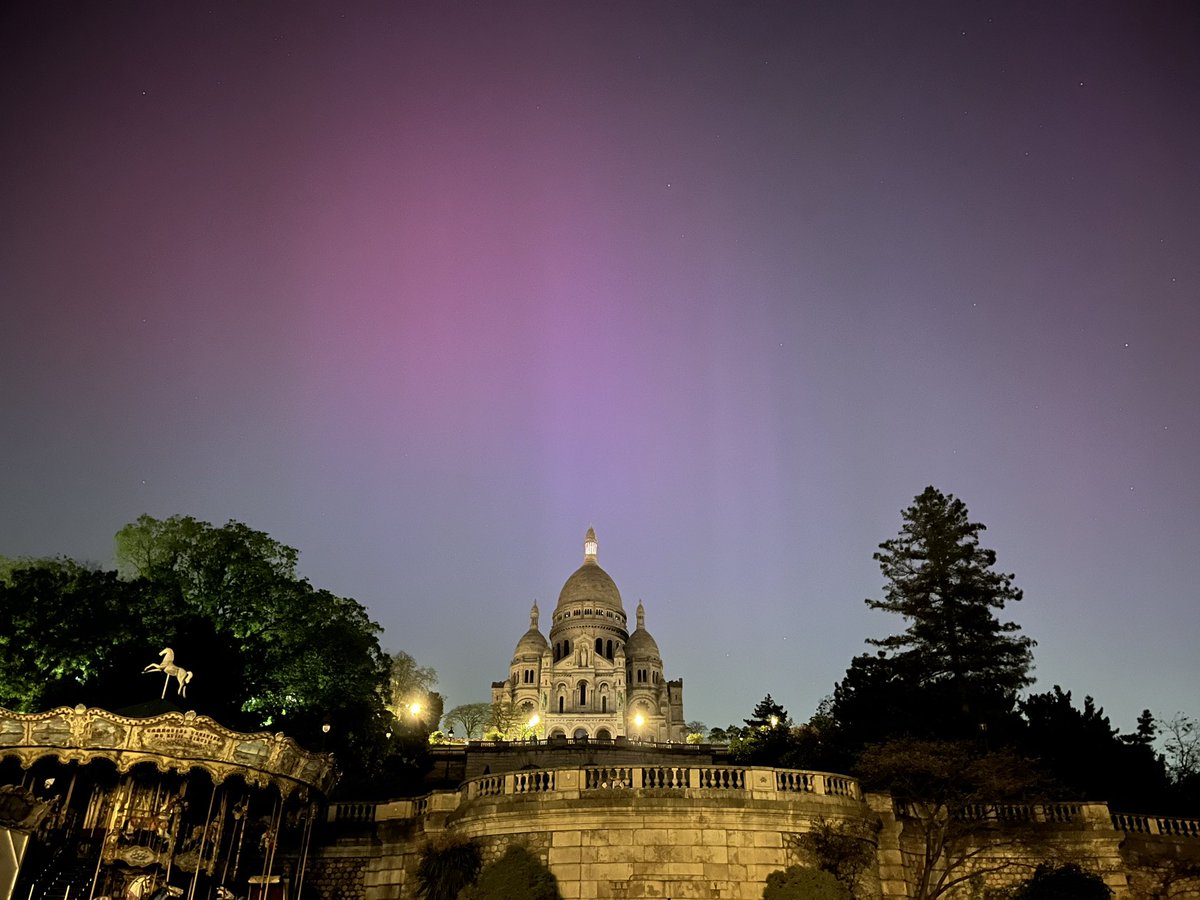 Une soirée exceptionnelle sous les aurores boréales à Paris 

#AuroraBorealis #auroresboreales #Paris #sacrecoeur #montmartre