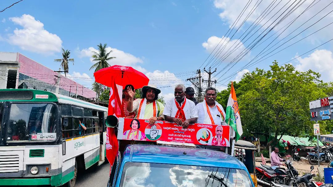 Kavurilavanya's tweet photo. ఎన్నికల ప్రచారంలో భాగంగా ఏలూరు పట్టణంలో రోడ్ షో నిర్వహించి, కాంగ్రెస్ పార్టీ అధికారంలోకి వచ్చాక ఆంధ్ర రాష్ట్ర ప్రజలకు మేలు జరిగే అంశాలను వివరిస్తూ ప్రజలను ఓట్లు అభ్యర్దిస్తున్న ఏలూరు పార్లమెంట్ నియోజకవర్గ కాంగ్రెస్ పార్టీ అభ్యర్థిని శ్రీమతి కావూరి లావణ్య గారు.

@realyssharmila https://t.co/bkfxe4SNWv