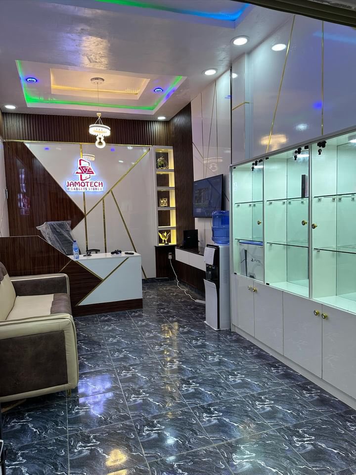 JamoTweets_'s tweet image. I’m so excited to announce that our walk in store is fully open today, I thank my creator for this successful journey so far!!! Congratulations 🎉 to me 🙏
Furnitures and Interiors made by: @I_amdreamchaser
