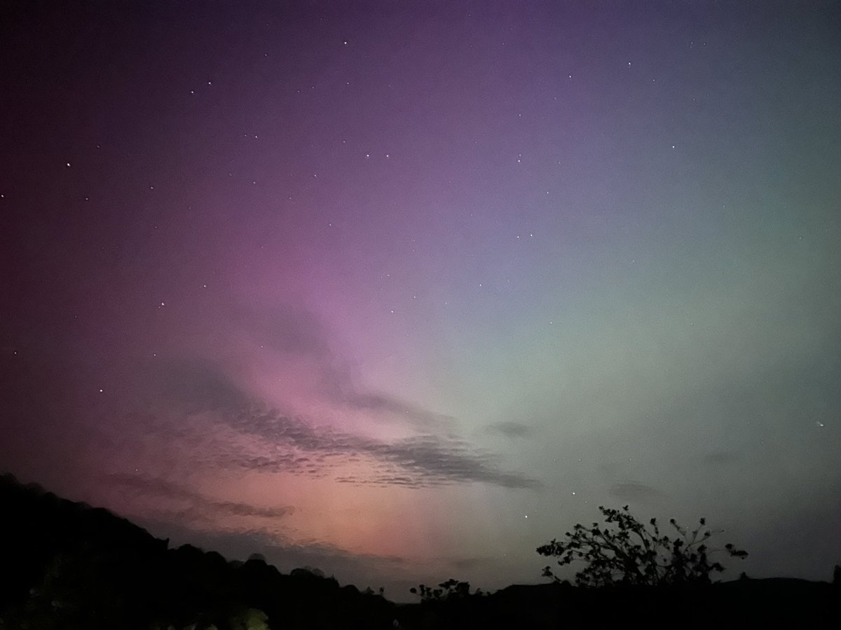 Went all the way to Iceland last month only for the Northern Lights to show up in my garden 😮🤣 Absolute magic in the sky when we arrived home from Focus Wales 🤩✨Love seeing social media filled with everyone’s photos 💜 #Llangollen #Wales #AuroraBoreal #NorthWales