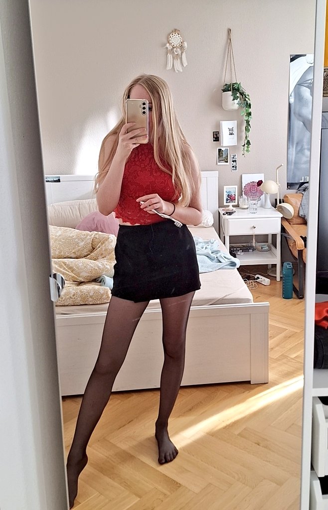 Had some sleepover 🥳😅 linktr.ee/legspression #tights #blacktights #blackpantyhose