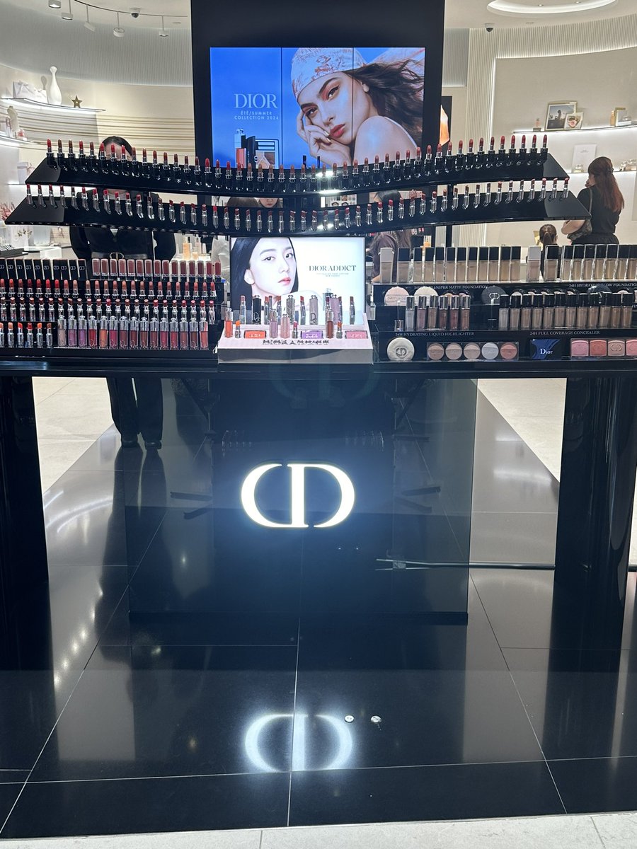 Jisoo offline banner at Dyson store and Dior Addict offline ads at Dior store in Vivocity, Singapore Jisoo’s face is all over the place.. #JISOO #dyson #diorbeauty