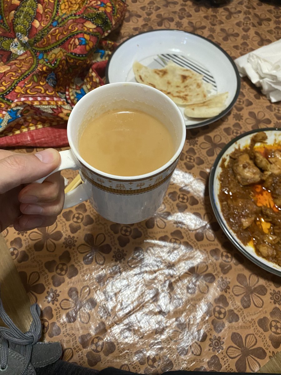 本日もパキスタン人の彼とお会いしてきた。

前回、パキスタン料理を食べたことがないといった事で料理を振る舞ってくださった。

日本で手で食べるのは新鮮だった。
ビリヤニという家庭料理らしがインドカレーのナンを彷彿させるが鳥とピリ辛ソースが美味。
お茶も紅茶みたいで絶品でした。